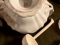 Lot 357 - wit porselein soepterinnes, 2 stuks met opscheplepel, 1 stuk - afbeelding 6 van  6