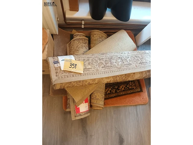 Lot 358 - tapijten. 9 stuks - afbeelding 1 van  4