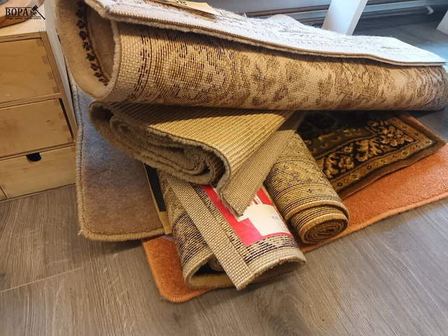 Lot 358 - tapijten. 9 stuks - afbeelding 2 van  4