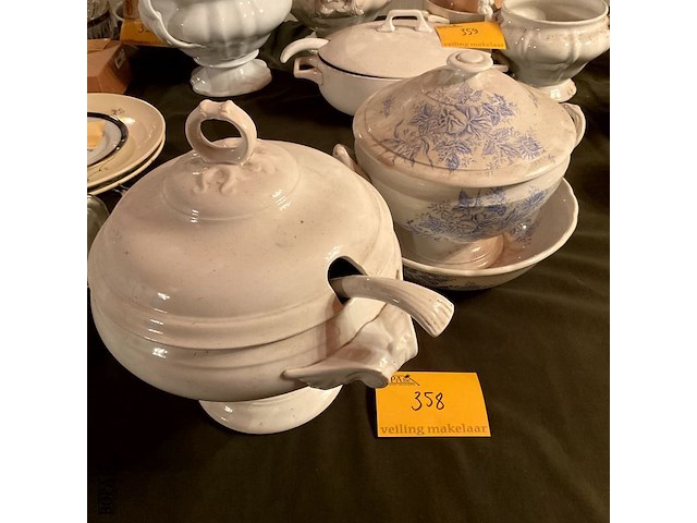 Lot 358 - wit porselein soepterinnes, 2 stuks met opscheplepel, 1 stuk - afbeelding 1 van  6