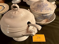 Lot 358 - wit porselein soepterinnes, 2 stuks met opscheplepel, 1 stuk - afbeelding 1 van  6