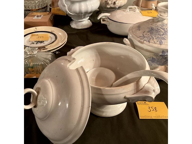 Lot 358 - wit porselein soepterinnes, 2 stuks met opscheplepel, 1 stuk - afbeelding 2 van  6