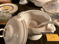 Lot 358 - wit porselein soepterinnes, 2 stuks met opscheplepel, 1 stuk - afbeelding 2 van  6