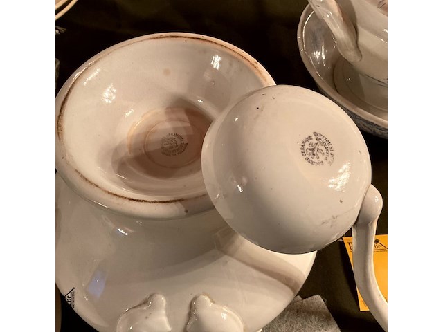 Lot 358 - wit porselein soepterinnes, 2 stuks met opscheplepel, 1 stuk - afbeelding 3 van  6