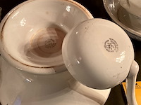 Lot 358 - wit porselein soepterinnes, 2 stuks met opscheplepel, 1 stuk - afbeelding 3 van  6