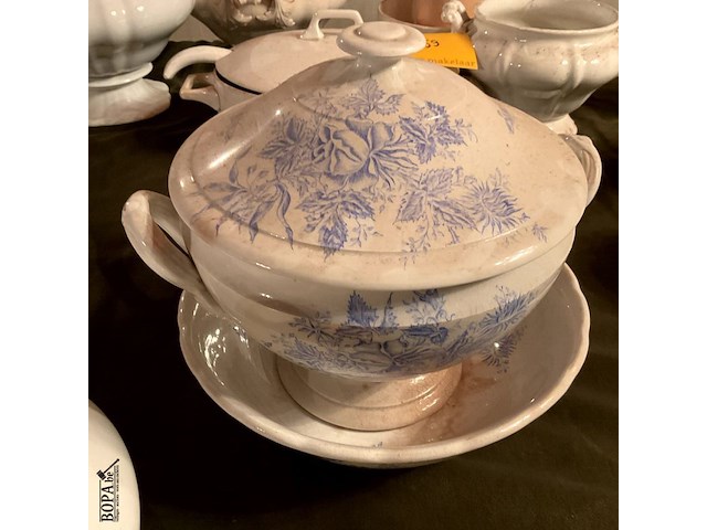 Lot 358 - wit porselein soepterinnes, 2 stuks met opscheplepel, 1 stuk - afbeelding 4 van  6