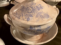 Lot 358 - wit porselein soepterinnes, 2 stuks met opscheplepel, 1 stuk - afbeelding 4 van  6