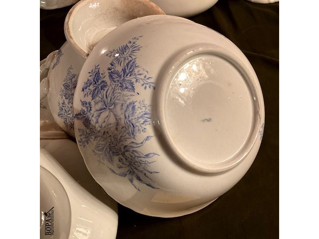 Lot 358 - wit porselein soepterinnes, 2 stuks met opscheplepel, 1 stuk - afbeelding 6 van  6