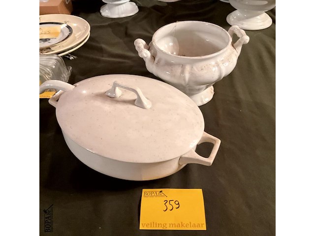 Lot 359 - ovalen porselein wit victoria opdienschotel + deksel en opsc - afbeelding 1 van  4