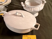 Lot 359 - ovalen porselein wit victoria opdienschotel + deksel en opsc - afbeelding 1 van  4