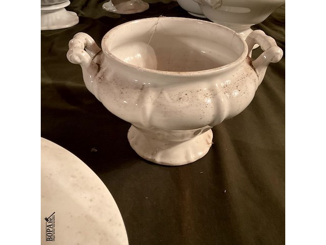 Lot 359 - ovalen porselein wit victoria opdienschotel + deksel en opsc - afbeelding 2 van  4