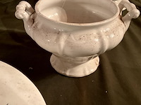 Lot 359 - ovalen porselein wit victoria opdienschotel + deksel en opsc - afbeelding 2 van  4