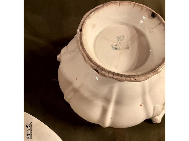 Lot 359 - ovalen porselein wit victoria opdienschotel + deksel en opsc - afbeelding 3 van  4