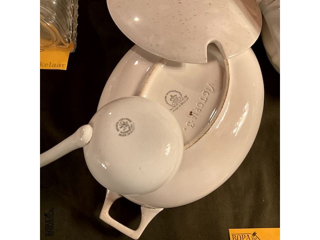 Lot 359 - ovalen porselein wit victoria opdienschotel + deksel en opsc - afbeelding 4 van  4