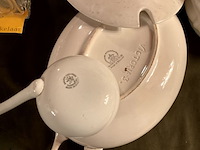 Lot 359 - ovalen porselein wit victoria opdienschotel + deksel en opsc - afbeelding 4 van  4