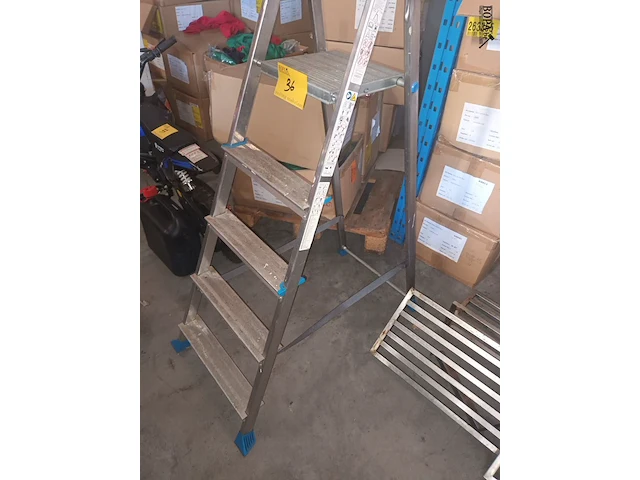 Lot 36 - aluminium trapladder - afbeelding 2 van  3