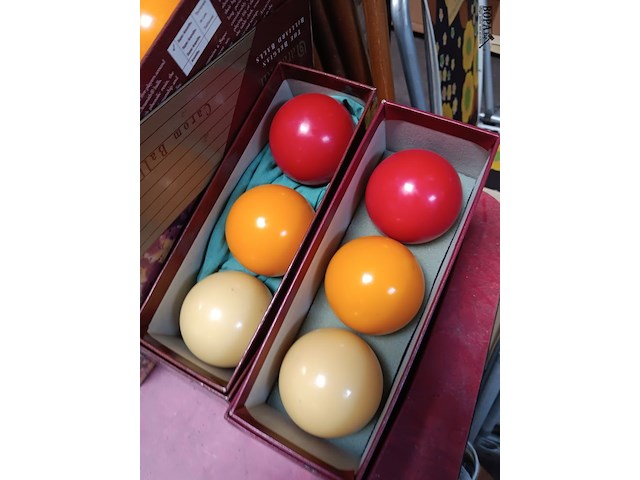 Lot 36 - biljartkeus en biljartballen - afbeelding 2 van  4