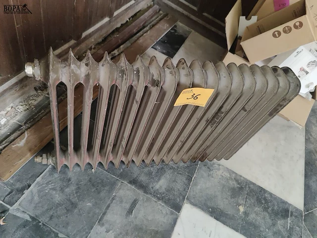 Lot 36 - gietijzeren radiator - afbeelding 1 van  3