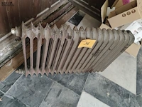 Lot 36 - gietijzeren radiator - afbeelding 1 van  3