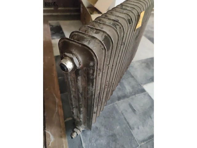 Lot 36 - gietijzeren radiator - afbeelding 2 van  3