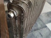 Lot 36 - gietijzeren radiator - afbeelding 2 van  3