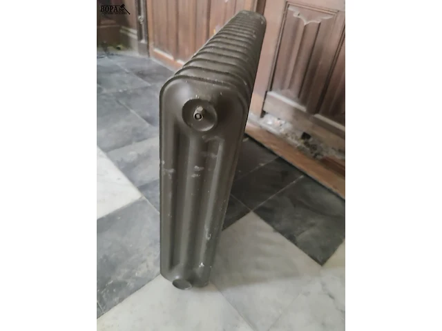 Lot 36 - gietijzeren radiator - afbeelding 3 van  3