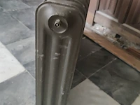 Lot 36 - gietijzeren radiator - afbeelding 3 van  3