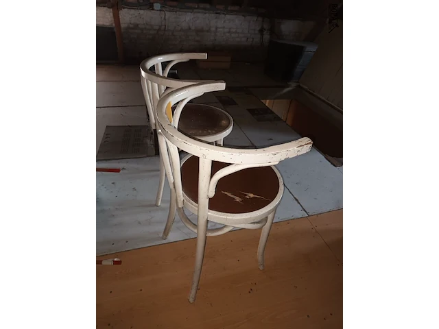 Lot 36 - houten stoelen. 4 stuks - afbeelding 2 van  4
