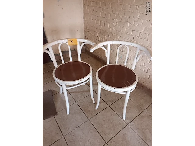 Lot 36 - houten stoelen. 4 stuks - afbeelding 3 van  4