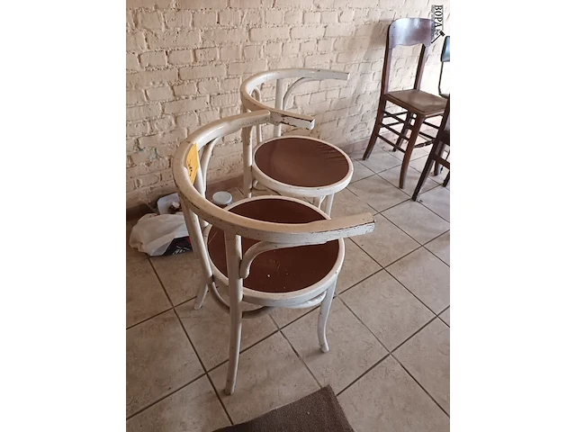 Lot 36 - houten stoelen. 4 stuks - afbeelding 4 van  4