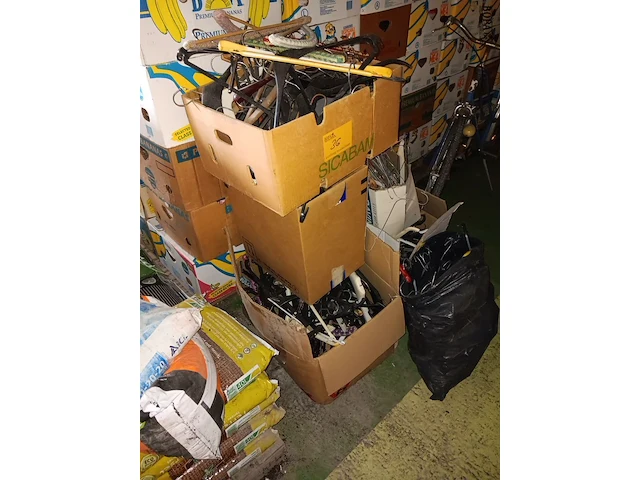 Lot 36 - kleerhangers - afbeelding 2 van  2