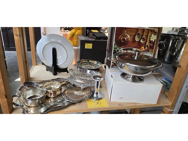 Lot 36 - lot verzilverde items en inox schaal in doos - afbeelding 1 van  4