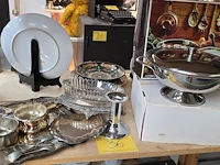 Lot 36 - lot verzilverde items en inox schaal in doos - afbeelding 1 van  4
