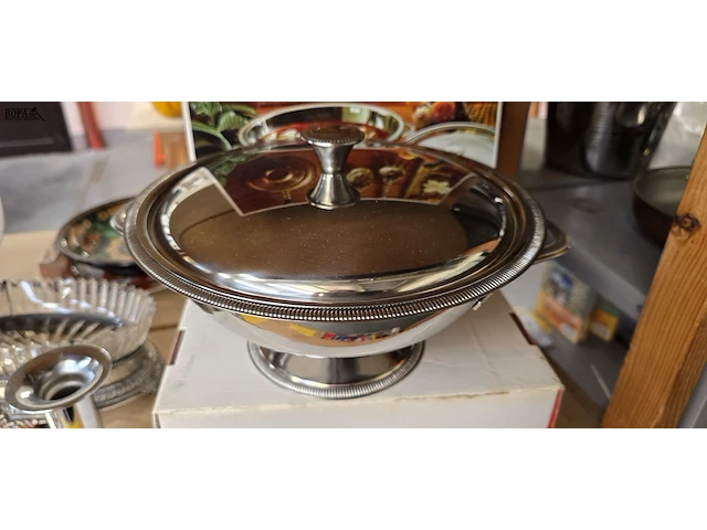Lot 36 - lot verzilverde items en inox schaal in doos - afbeelding 2 van  4