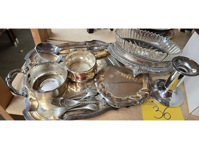 Lot 36 - lot verzilverde items en inox schaal in doos - afbeelding 4 van  4