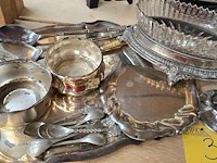 Lot 36 - lot verzilverde items en inox schaal in doos - afbeelding 4 van  4