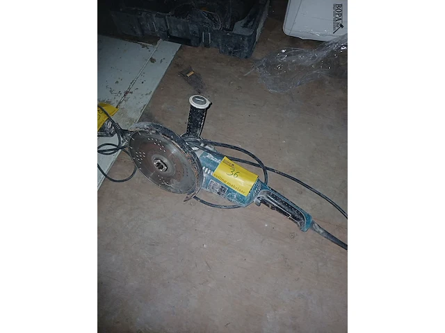 Lot 36 - makita haakse slijper - afbeelding 1 van  2