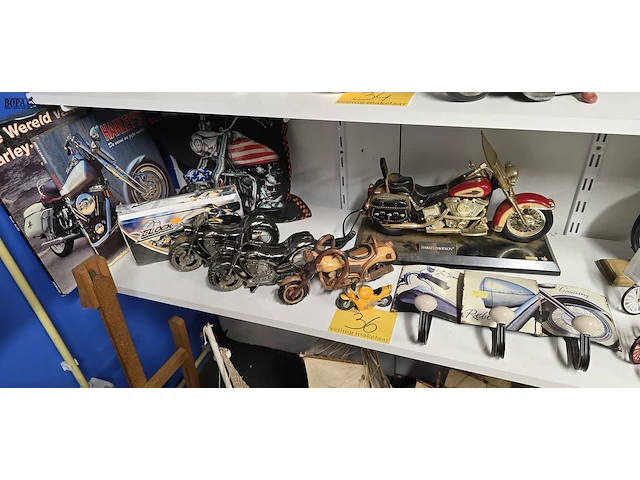 Lot 36 - moto lot , moto's 5stuks, 2 boeken, kussen en kapstok - afbeelding 1 van  5