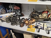 Lot 36 - moto lot , moto's 5stuks, 2 boeken, kussen en kapstok - afbeelding 1 van  5