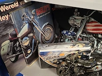 Lot 36 - moto lot , moto's 5stuks, 2 boeken, kussen en kapstok - afbeelding 2 van  5