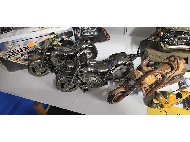 Lot 36 - moto lot , moto's 5stuks, 2 boeken, kussen en kapstok - afbeelding 3 van  5