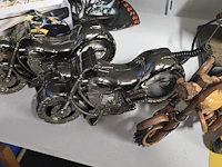 Lot 36 - moto lot , moto's 5stuks, 2 boeken, kussen en kapstok - afbeelding 3 van  5
