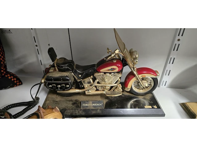 Lot 36 - moto lot , moto's 5stuks, 2 boeken, kussen en kapstok - afbeelding 4 van  5