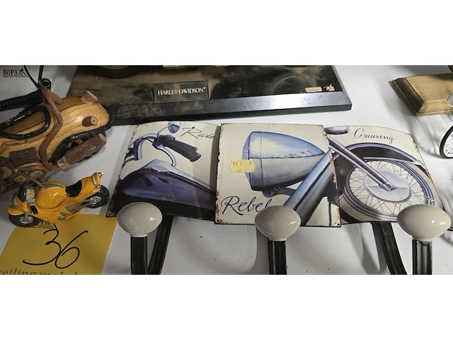 Lot 36 - moto lot , moto's 5stuks, 2 boeken, kussen en kapstok - afbeelding 5 van  5