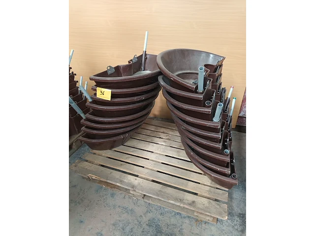 Lot 36 - polyester voederbak. 17 stuks - afbeelding 1 van  4