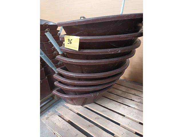 Lot 36 - polyester voederbak. 17 stuks - afbeelding 3 van  4