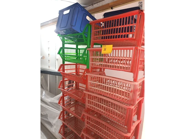 Lot 36 - pvc mandjes en bakken. 18 stuks - afbeelding 1 van  3