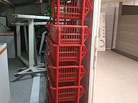 Lot 36 - pvc mandjes en bakken. 18 stuks - afbeelding 2 van  3