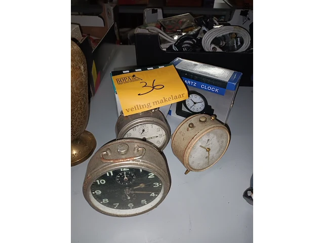 Lot 36 - wekkers en klokken. 5 stuks - afbeelding 1 van  3