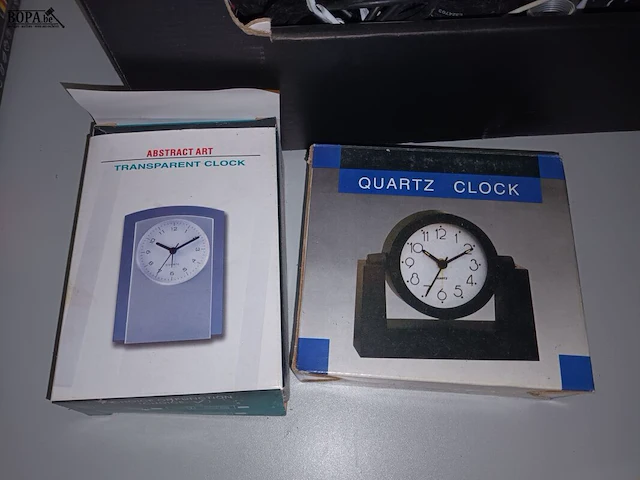 Lot 36 - wekkers en klokken. 5 stuks - afbeelding 2 van  3